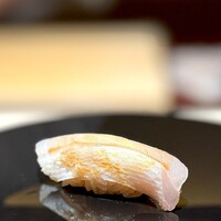 くるますし - シロアマダイ。 もう、ここまでのつまみが旨すぎて、この貴婦人のような高貴なシロアマダイが霞んでしまうほど。 でも、ここのシロアマダイの鮨は逸品です。 酢だちと塩味がまろやかで明瞭なシャリとの相性がほんと素晴らしい。