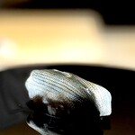 くるますし - コハダ。 いいですねぇ、コハダ。 都内にはコハダ自慢の有名店はいろいろありますが、いずれもちょっと塩味がきつくて苦手なんだよな。 このくらいの〆めが好み。