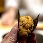 くるますし - 赤ウニ。 本日、2回目の赤ウニ。 しっかし今回の赤ウニは見事です。 ほんとでっかい。 手からこぼれ落ちそう。 甘くて濃くて旨すぎる命の味わい。