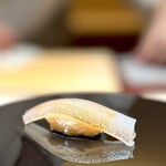 くるますし - キス。 なんと身厚なキス。 〆めと鮮度と熟成が素晴らしいせいで、身はいまだにグニっと筋肉質。 なのに旨みも明確。 清澄なのに濃い。