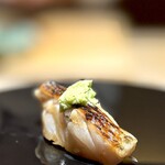 くるますし - ノドグロ。 そこらへんの有名店のノドグロとは一味違いますから、ここのは。 火入れが握る直前まで続きます。 どうやらこのあたりが完成形のようです。 ナニがここだけ、なのか、 他店とどう違うのか、ぜひ一度、眼の前で見てみてください。 嚥下したあのと喪失感がつらい・・