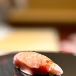 くるますし - マグロ。 なんか、薄切りした中トロと大トロを重ねて握ってた大将。 おー、これは不思議。 似てるようで異なる食感、旨み、香りがそれぞれ主張してきます。 案外、新しい食べ方。