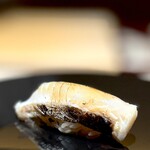 くるますし - サワラ。 鮨屋のために生まれてきたようなサワラ。 つまみよし、鮨よし。 炙って芳ばしい香りをたてて、ふわとろな鮨。 あ〜、たまらん。