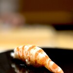 くるますし - エビ。 微妙な火入れで、若干の生感を残します。 江戸前鮨の定番中の定番タネですが、ここでは他にスーパースターが揃いすぎてて霞んじゃう。 でも旨いんだよ！？