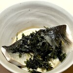 くるますし - アユの蒸し鮨。 蒸籠で蒸します。 アユの内臓で作ったソースをたっぷりかけまわして、アオサをふりかけて完成。 繊細なアユの香りが温度をまとって鮮烈に颯爽と吹き抜けます。 軽い苦みと酸味のソースが柔らかく蒼いアユの身とシャリを包んで、口の中でアユリゾットを構成。 はぁ〜、旨〜。 恍惚の中で、魂が抜け落ちそうになる陶酔と喪失感。 鮨の概念を思いっきりひっくり返す逸品。