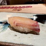 鮨 つぼみ - シマアジ 昆布締め 愛媛の藤本さんより
      引き締まった身質で上品な旨み、川口大将のシャリがしっかりと下支えしたにぎり、とても美味です！