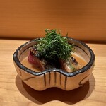 鮨 つぼみ - ゴマサバ 炙り 胡麻だれがけ
      DHAやEPAに各種ビタミンなど、栄養素に富んだゴマサバを、仕立て良く美味しくいただけるのが最高！