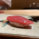 鮨 つぼみ - 鮪分かれ身 北海道広尾より やま幸
      本来筋が多い部位ですが、大将の仕込みでの仕事が垣間見えるそんな事を感じさせない味わいの良さに脱帽！