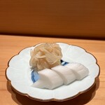 鮨 つぼみ - ガリとたくあん
      口直し兼つまみ、この日もいっぱいいただきました♪