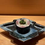 鮨 つぼみ - 鰯巻き ガリと大葉 ネギ味噌のせ
      甘酸っぱくてめちゃ好きこれ！