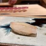 鮨 つぼみ - 鱚
      脂質が少ない分淡白で上品な旨みが際立つ味わい！
      やや弾力を感じる食感がまた心地良いです♪