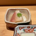 鮨 つぼみ - 北寄貝 しゃぶしゃぶ 柑橘を効かせたポン酢で
      モフモフでいてめちゃ豊かな甘み！
      柑橘を効かせたポン酢でさっぱりと♪