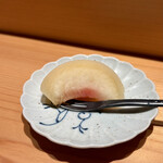 鮨 つぼみ - 鮨屋のデザート
      ✴︎ 桃のコンポート（ガリの煮汁を使う仕立て）
