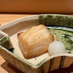 鮨 つぼみ - アブラボウズ（深海魚） 大根おろし
      少し甘みのある醤油ダレで付け焼きにしたアブラボウズ、その名が示すように脂が身にたっぷり混在して、焼くととても美味しい魚！
      調理次第でとても美味しい魚となります♪