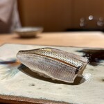 鮨 つぼみ - 小肌（新子と小肌の中間サイズ）
      小肌までにはもう少しのサイズ、前日締めての仕立てはレアな味わいで風味良く、このタイミングだけの特別感を味わいました！