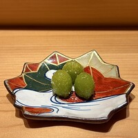 鮨 つぼみ - 新銀杏 祖父江より
                    立てて盛り付ける為に少しカットしていますが、カットした銀杏はちょっとしたつまみの賄いになるそうです！