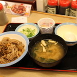 Matsuya - 牛皿、味噌汁、納豆、温泉卵、サラダ
