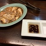 Horumon Shokudou Shokuraku - スタミナホルモン食堂 食樂で夕食。
                        しろ(豚肉ホルモン)280円を注文した。