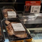 尾島商店 - 料理写真:看板商品の「濱吟焼豚」