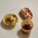 319022405 - フォワグラのタルト、地元シャニーのソーセージ、牛肉タルタル。
                      この土地でソーセージも作ってるのは、イメージ的になんか新鮮(^^)
                      もちろん、どれも美味しい。