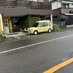 バナナカフェ - 外観　バナナカラーの車はディスプレイ
