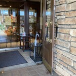 ケーキハウス - リバージュ - 岸和田は、大きな駐車場と大きなお店