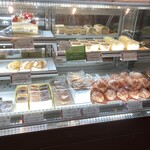 ケーキハウス - リバージュ - 右　美味しいオランダシュー