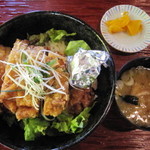 茜里 - 山賊焼丼　９００円
            