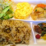 Toyoko Inn - サラダ、スクランブルエッグ、煮物、ジューシー、香の物。