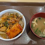 すき家 - 料理写真:辛旨すきやき牛丼ミニとみそ汁