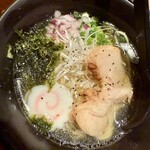 焼き鳥 ひぐも - 鶏だし塩ラーメンハーフ1030円