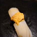 志津鮨 - イカのウニ載せ