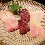 志津鮨 - 鯨の刺身
      さえずり・赤身・ベーコン