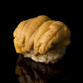 毎日市場で目利きし買い付ける雲丹。濃厚な旨味が魅力◎