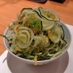 鮨 波やし - 箸休めのきゅうり、沢庵、しそ、みょうがなどのサラダ。もちろん、大盛り笑