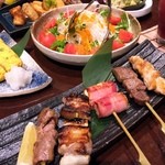 Zenseki Koshitsu Izakaya Shinobuya - 串焼き、サラダ