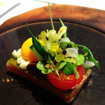 アッシュ - 長年愛されているサラダニソワーズをモチーフにフランス料理の一皿として厳選したお魚と合わせて表現