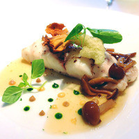 アッシュ - 秋を感じる一皿　茸の薫りを閉じ込めてしっとりジューシーに焼き上げたお魚の料理