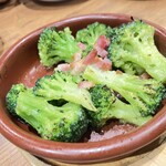 オリーブの丘 - ブロッコリーとベーコン炒め