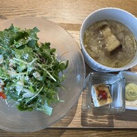 やさいの王様 用賀店 - プレートに付くサラダ、スープ、小皿