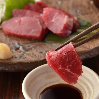 熊本県千興ファーム直送！新鮮な馬刺し二種盛りを堪能