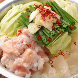 豚と丸鶏の白湯スープが決め手！当店自慢の「白の牛もつ鍋」