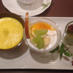 パオム - デザート3点。右端は栗の渋皮煮。