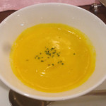 パオム - 一株に一つしかならない栗南瓜のスープ。しっかりと濃い旨みを閉じ込めた素晴らしいスタートの一品。