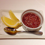 Kaeriyama - Lunch Menu B(2500円) オードブル サロマ湖産 一年物のカキのワイン蒸しに使うエシャロットのビネガーソースとレモン