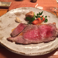 鎌倉山 本店 - ローストビーフ(赤ワインと合わせるといい。脂っこいので、さっぱり赤ワインがおすすめ)