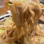 かも料理　まりも本店 - 焼き目の付いた麺が特徴的