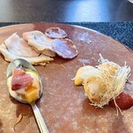 オステリア ティーポゼロゼロ - 自家製ハム 羊のハム・海老のカダイフ揚げ・生ハムメロン マスカルポーネ オレンジオイル