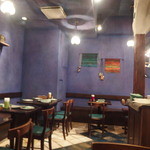 壁は青色でシックな感じです