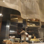 ガラス越しに調理する様子が見られます